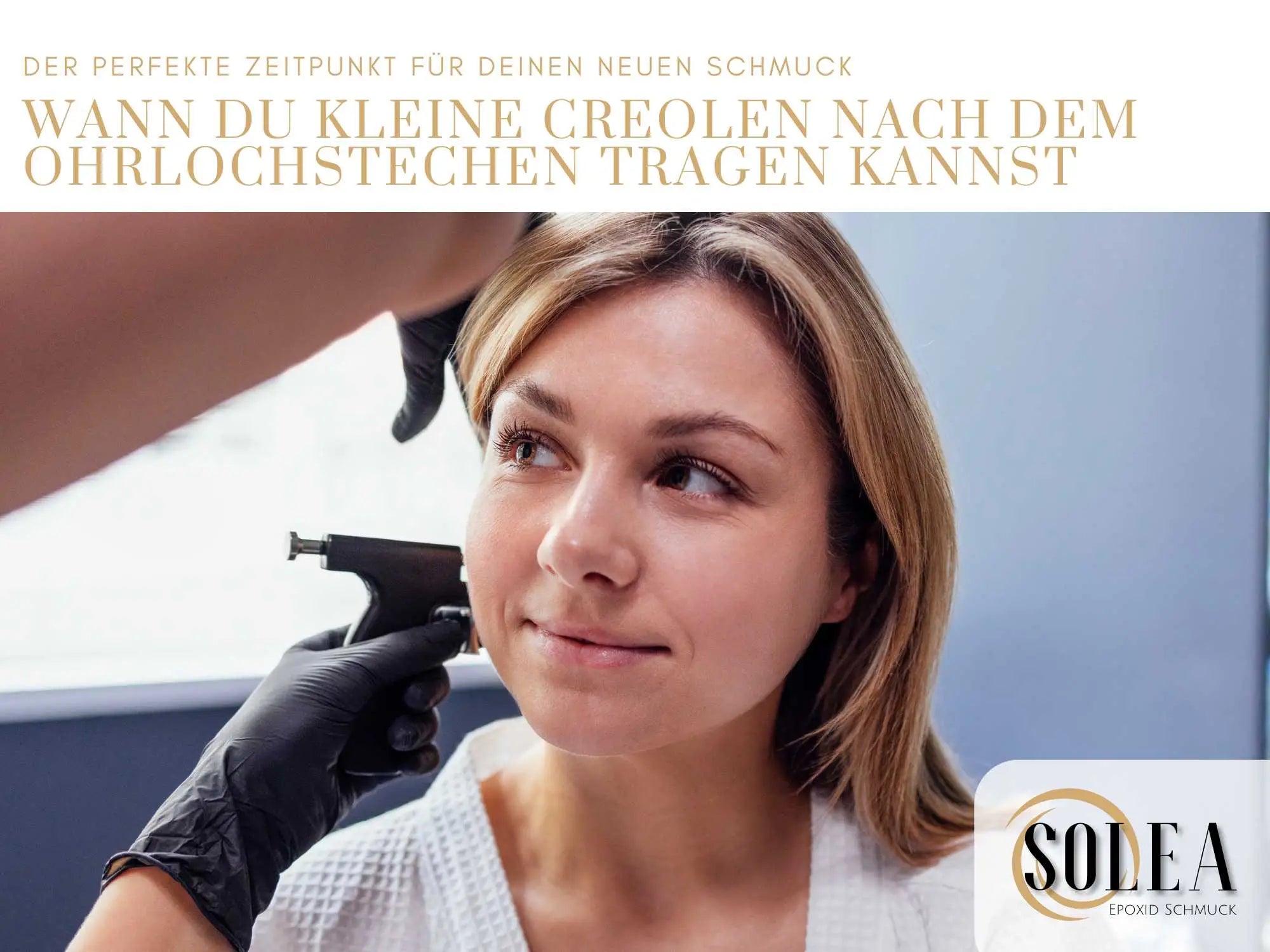 Frau die sich Ohrläppchen stechen lässt