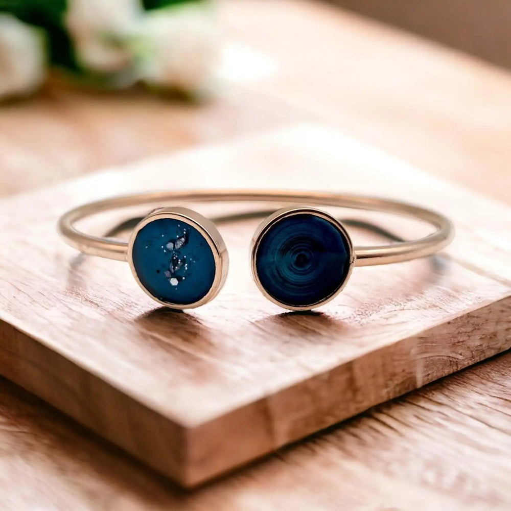 Goldfarbene Armreif mit blauen runden Akzenten bei Azure Curve