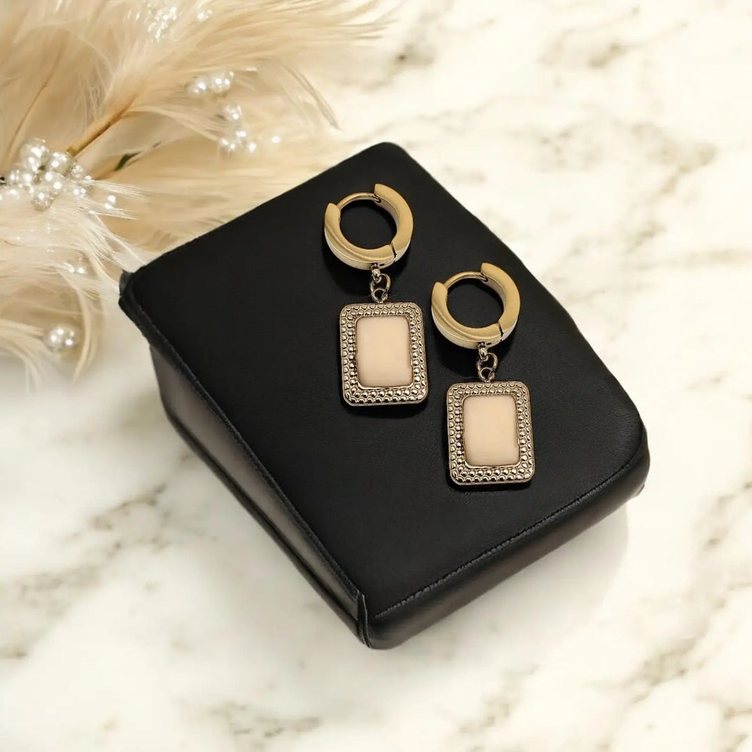 Goldfarbene Hoop-Ohrringe mit rechteckigen Anhängern, perfekt für den Alltag