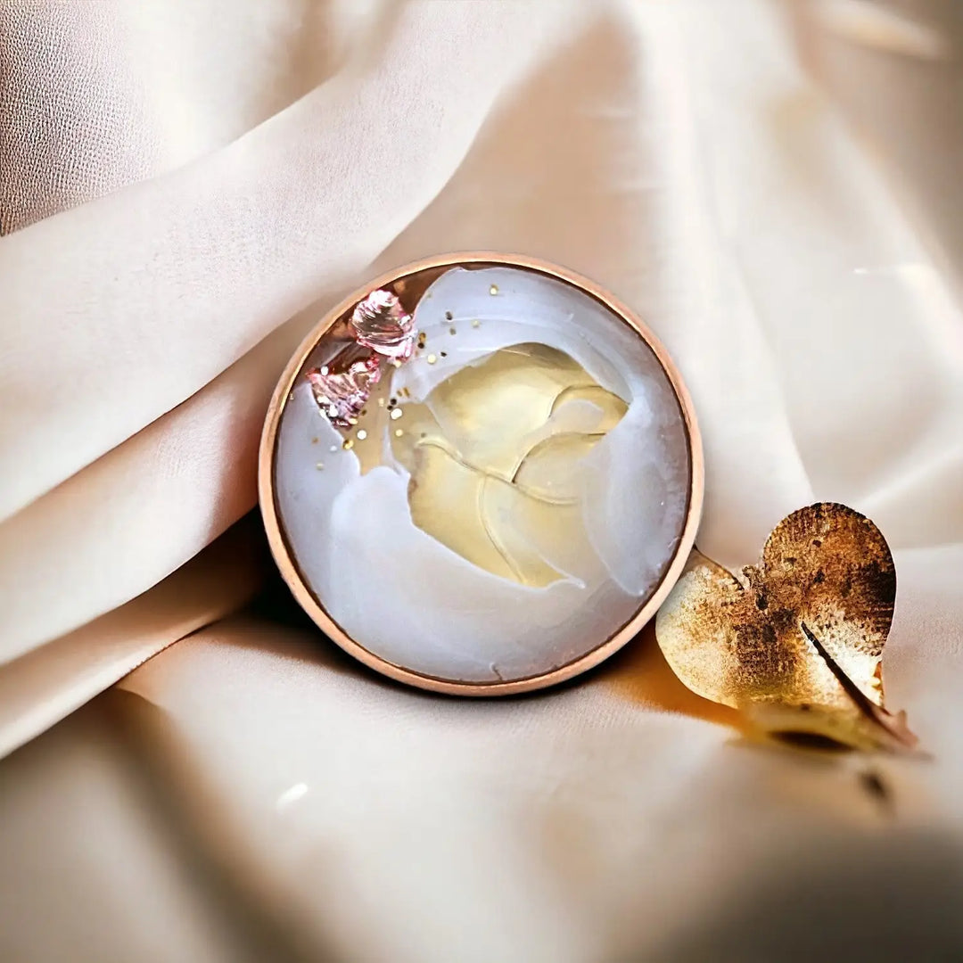 Rundes Resin-Kunstwerk Beige Serenity, handgemalt, modernes Wohnaccessoire