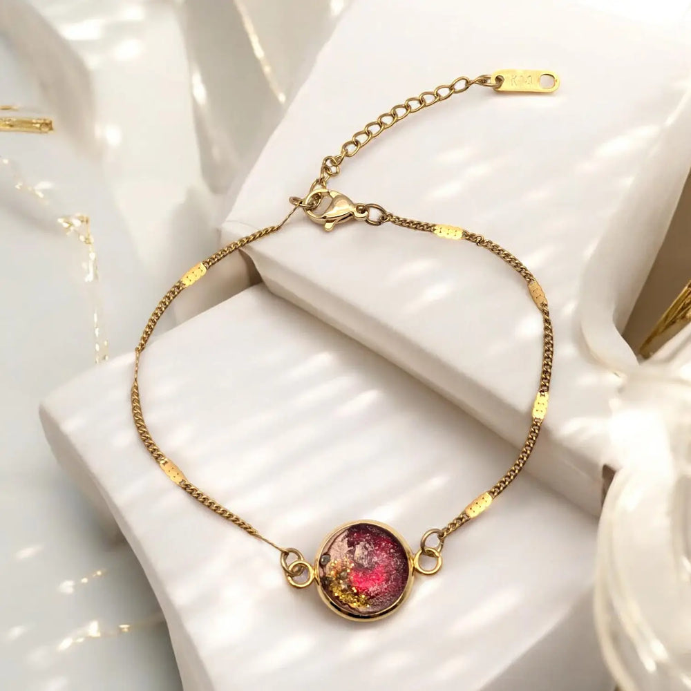 Goldkette Armband mit rundem roten und goldenen Anhänger für Crimson Glow