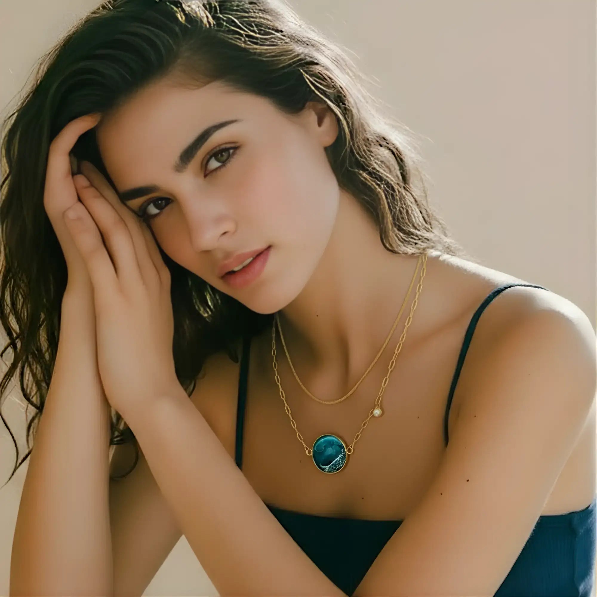 Model trägt handgefertigten SOLEA Schmuck