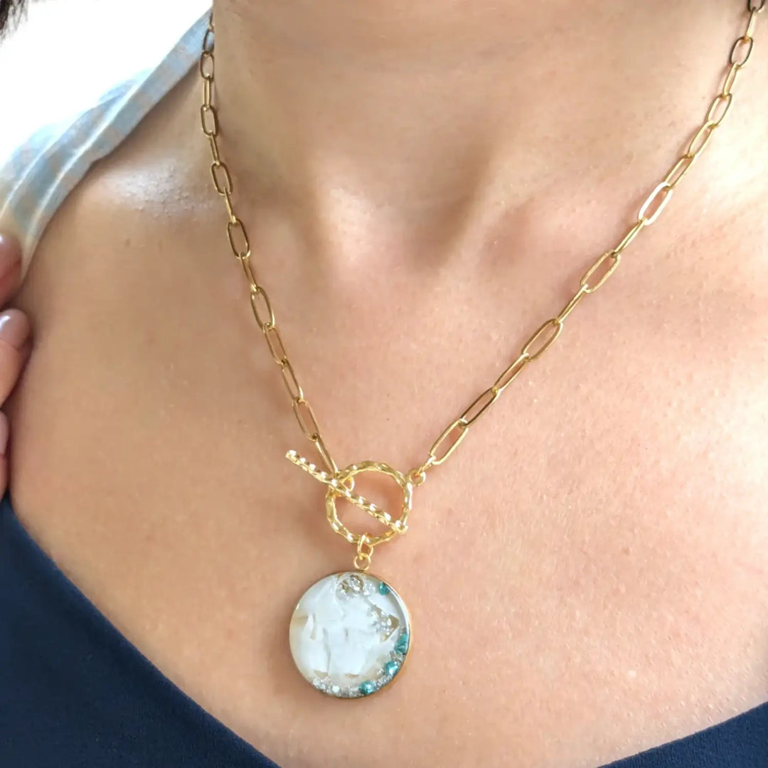 Goldene Kette mit runder Anhänger im Silver Mist Stil