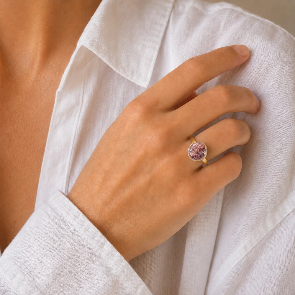 Amethyst Haze Ring von SOLEA - Modelbild