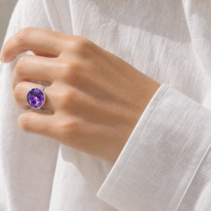Amethyst Haze Ring von SOLEA - Modelbild