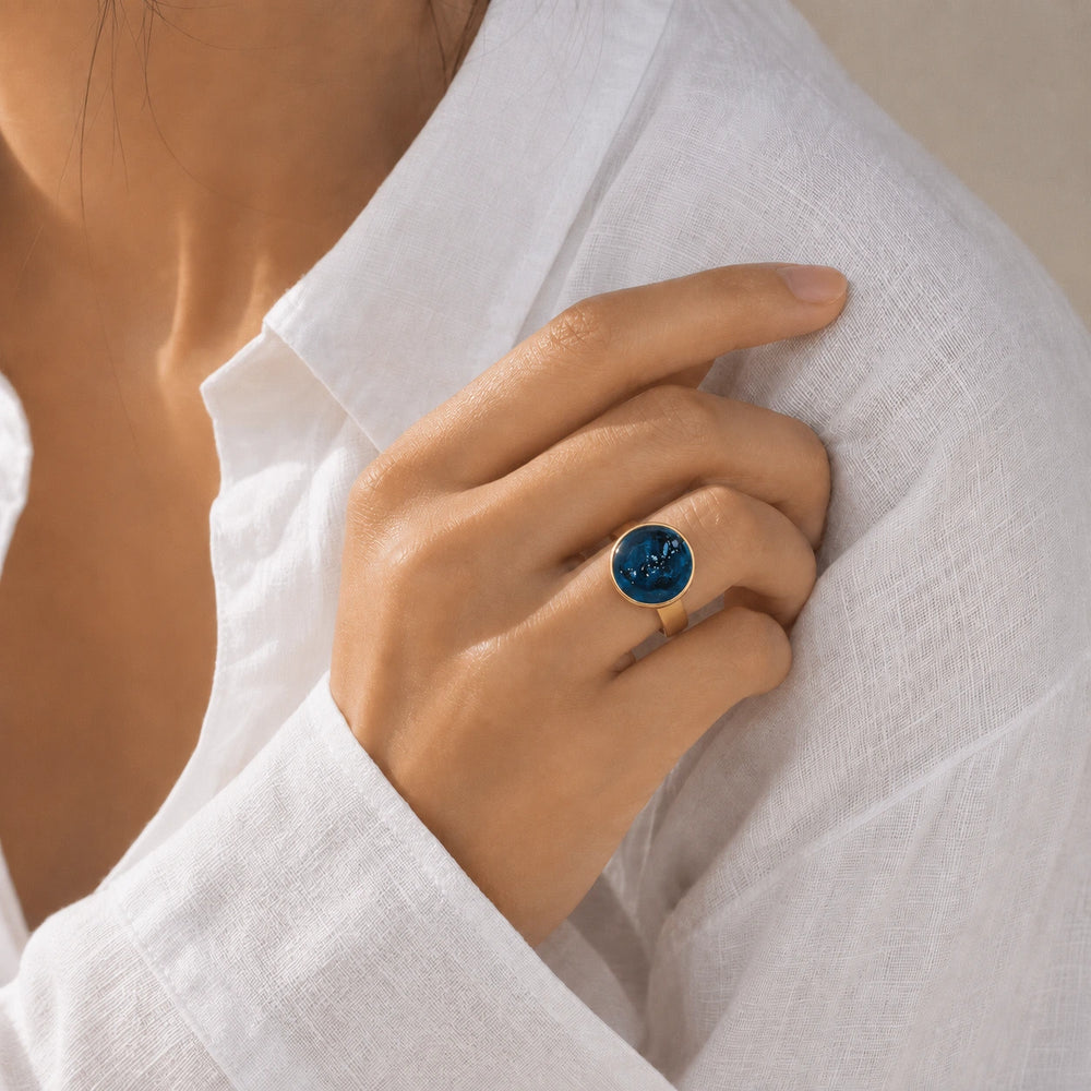 Blue Translucent Elegance von SOLEA - Modelbild
