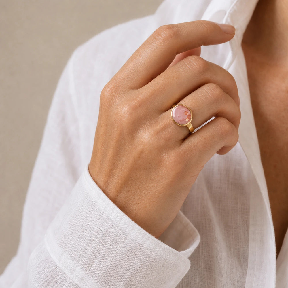 Blush Halo Ring von SOLEA - Modelbild
