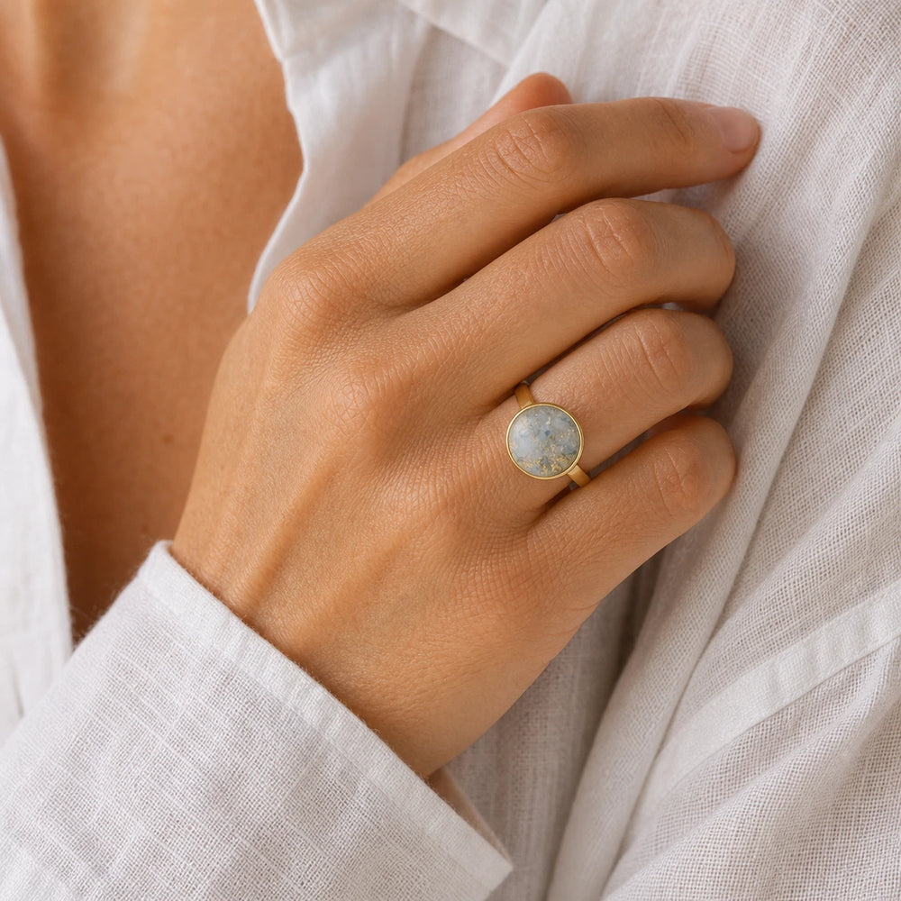Crystal Ivory Ring von SOLEA - Modelbild