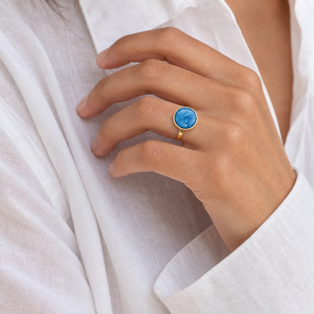 Deep Azure Ring von SOLEA - Modelbild