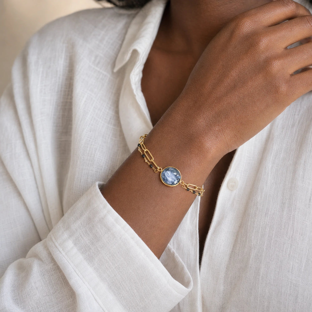 Double Layer Bracelet von SOLEA - Modelbild