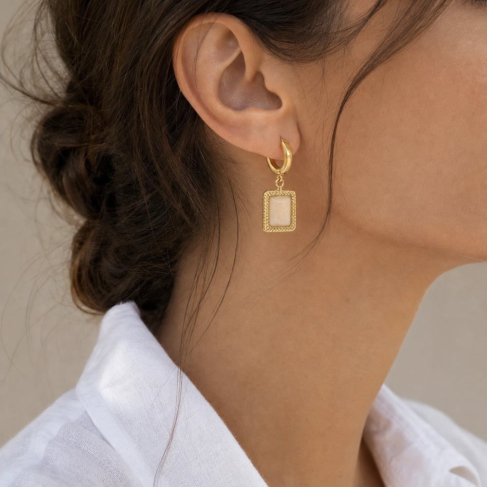 Beige Hoop Classic von SOLEA getragen - Ohrringe
