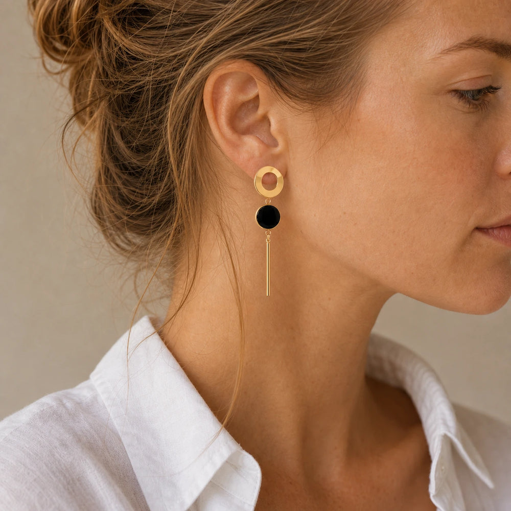 Black Gold Pendant von SOLEA getragen - Ohrringe