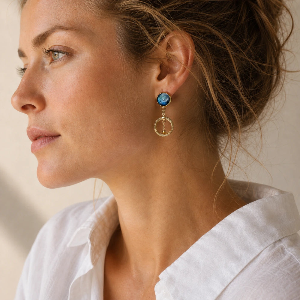 Classic Gold Pendant von SOLEA getragen - Ohrringe