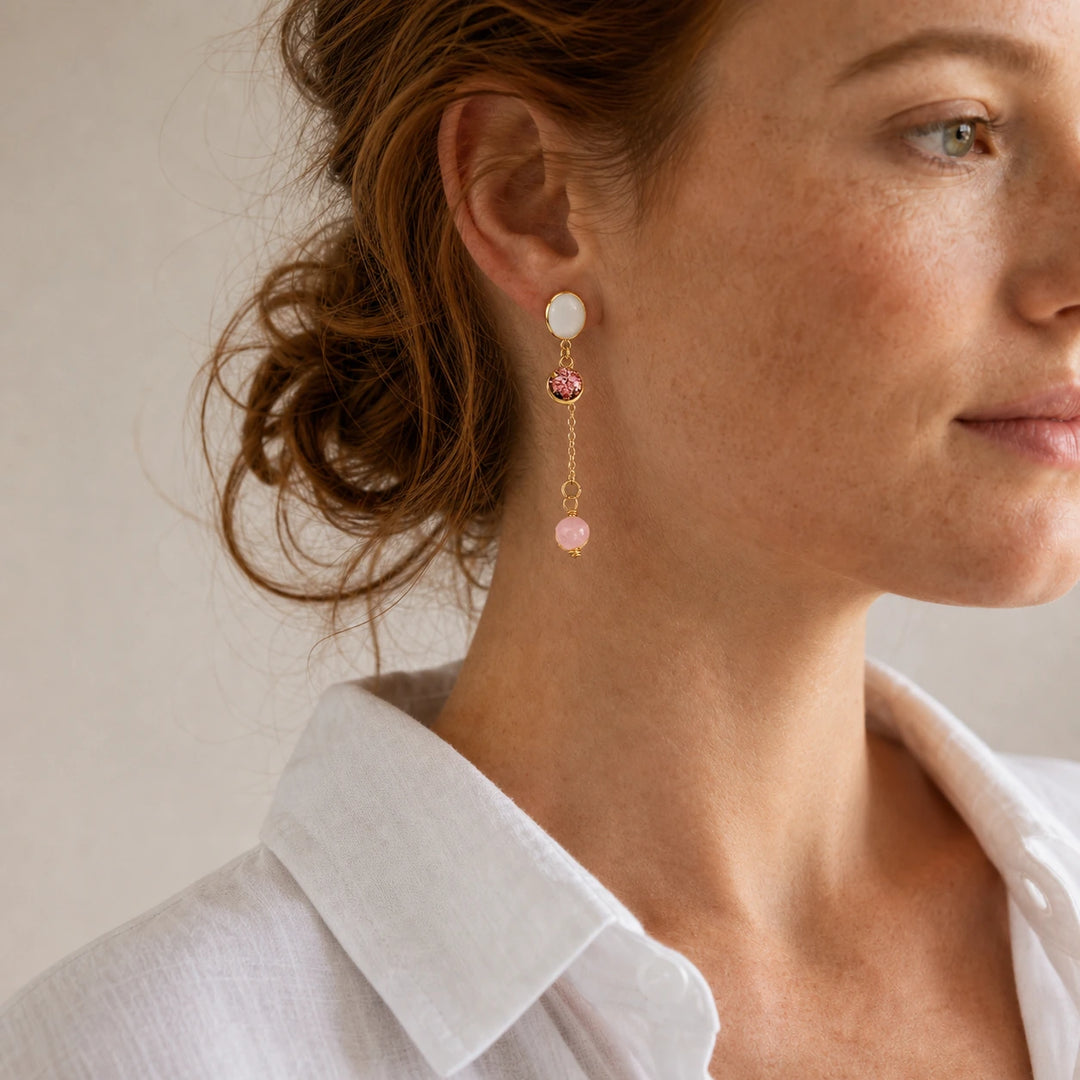 Gemstone Grace Studs von SOLEA getragen - Ohrringe