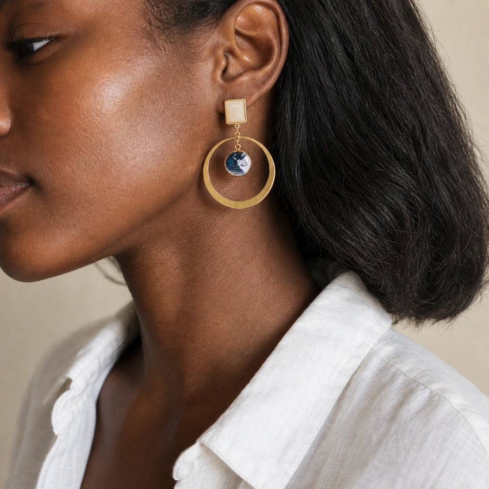 Ivory Grace Studs von SOLEA getragen - Ohrringe