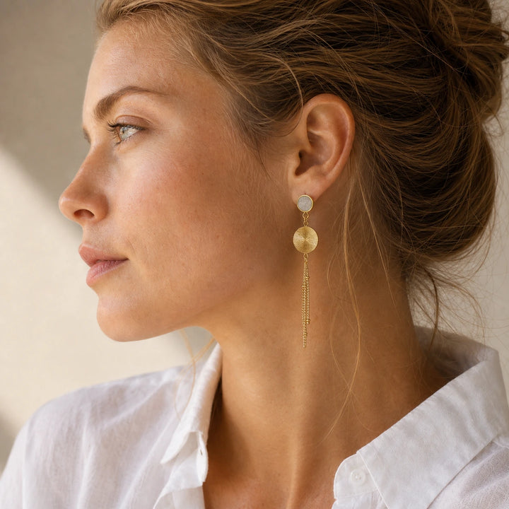 Link Drop Studs von SOLEA getragen - Ohrringe