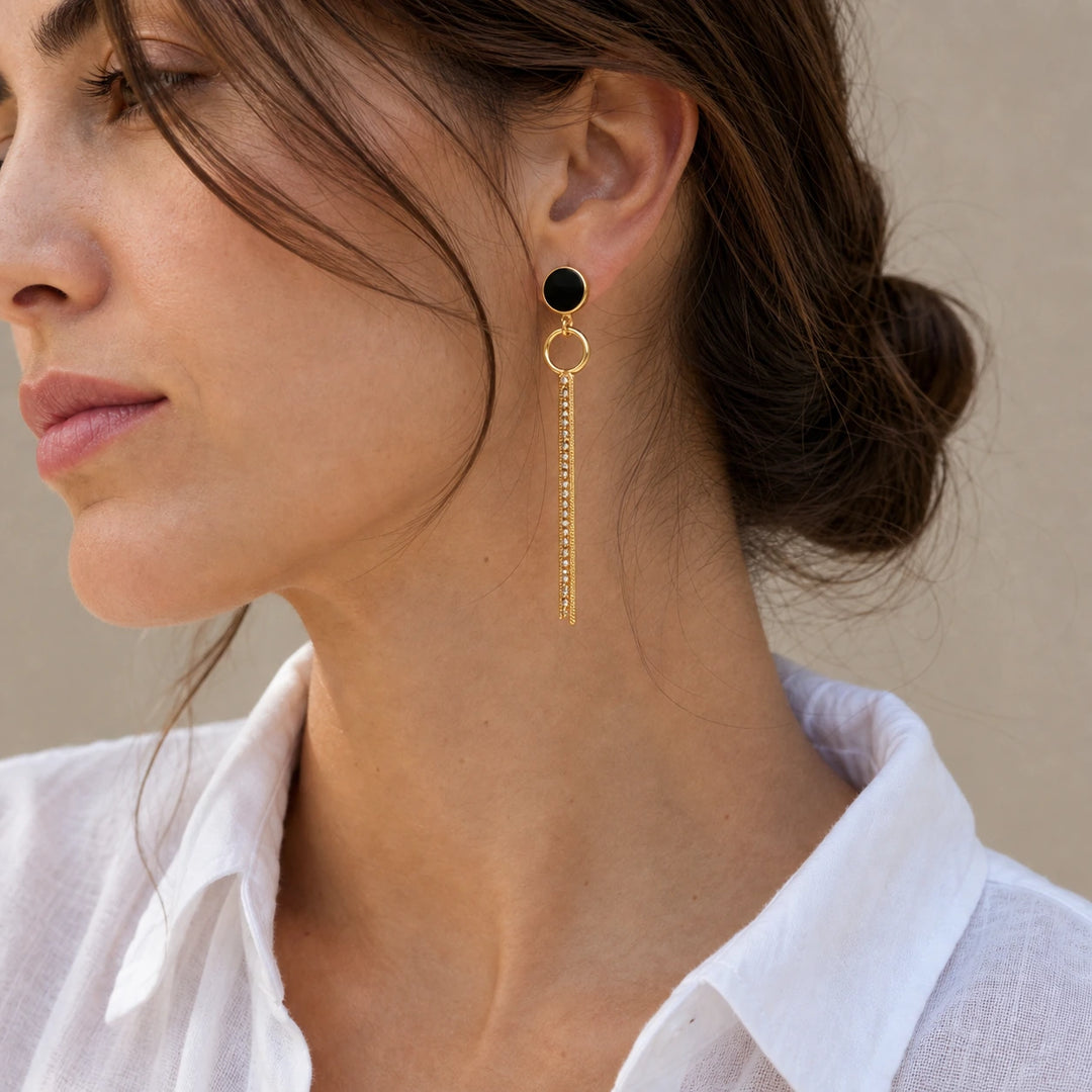 Midnight Tassel Studs von SOLEA getragen - Ohrringe