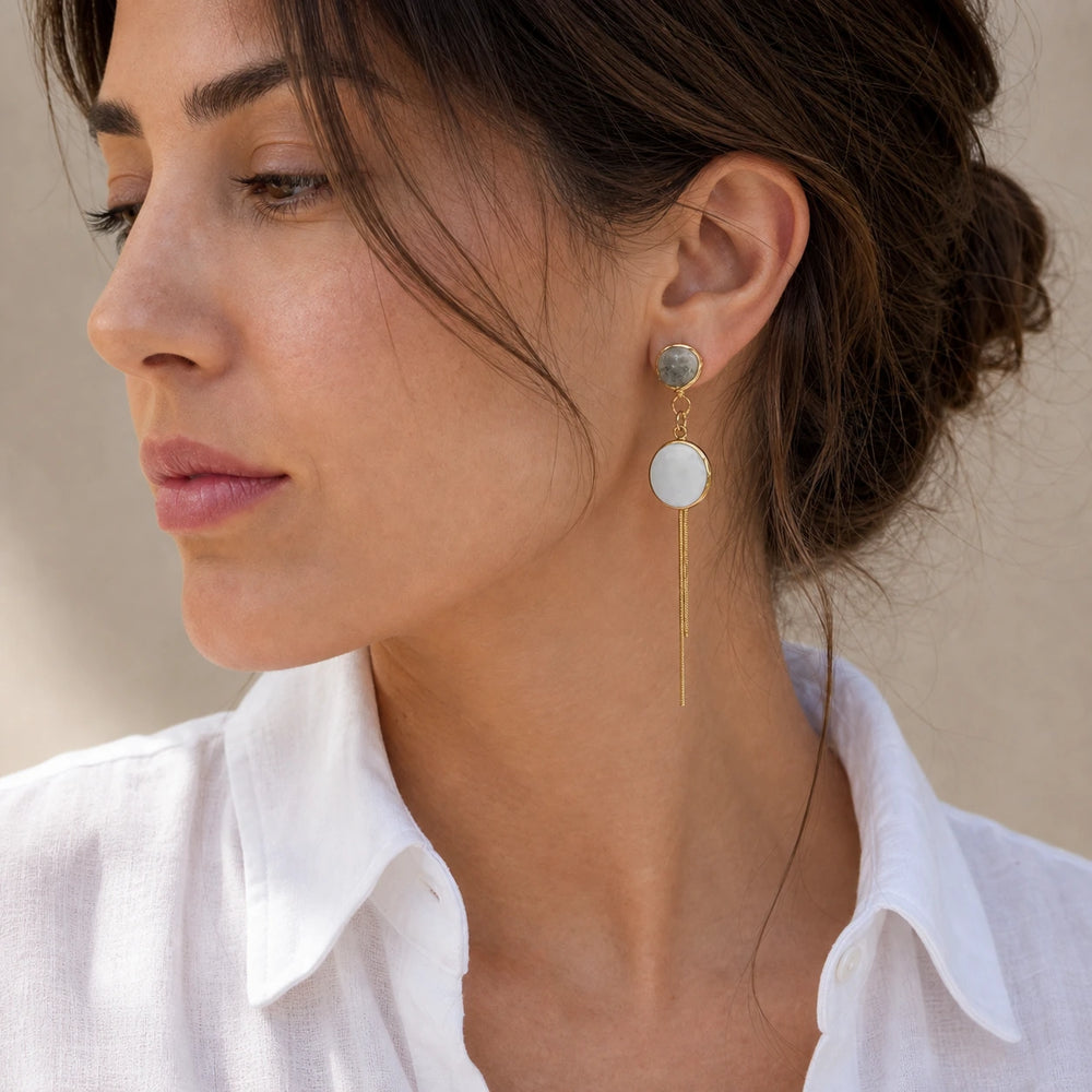 Natural Pearl Tassel von SOLEA getragen - Ohrringe