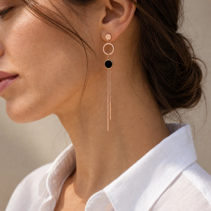 Noir Tassel Elegance von SOLEA getragen - Ohrringe