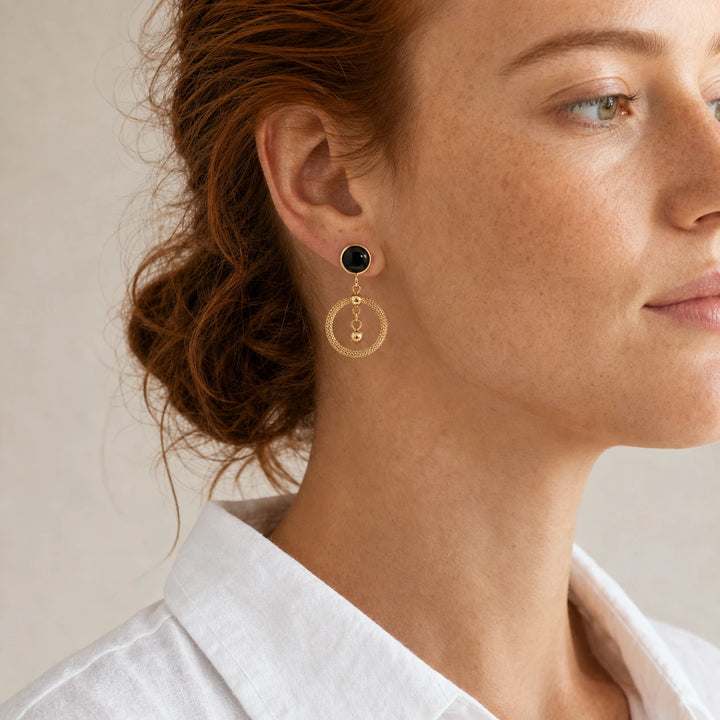 Onyx Ring Studs von SOLEA getragen - Ohrringe