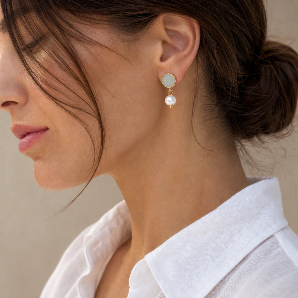 Pearl Charm Studs von SOLEA getragen - Ohrringe