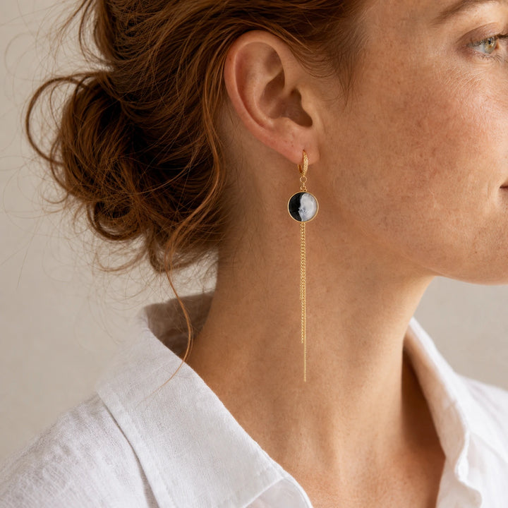 Pearl Essence Hoops von SOLEA getragen - Ohrringe