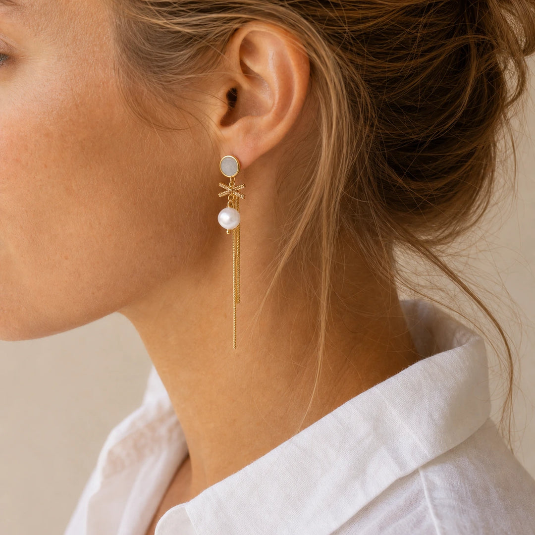 Pearl Tassel Studs von SOLEA getragen - Ohrringe