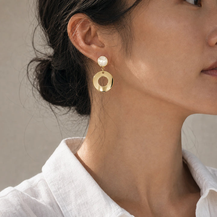 Reflective Elegance von SOLEA getragen - Ohrringe