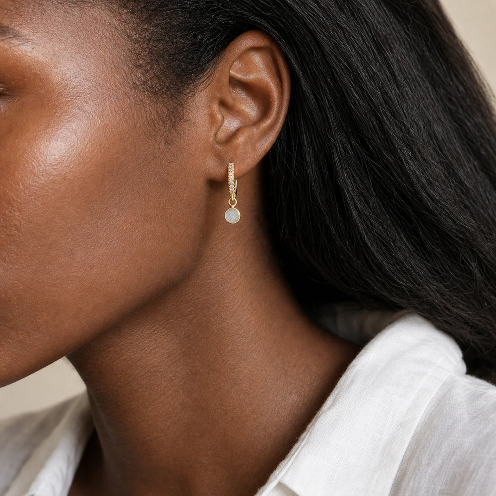 Zircon Hoop Minis von SOLEA getragen - Ohrringe