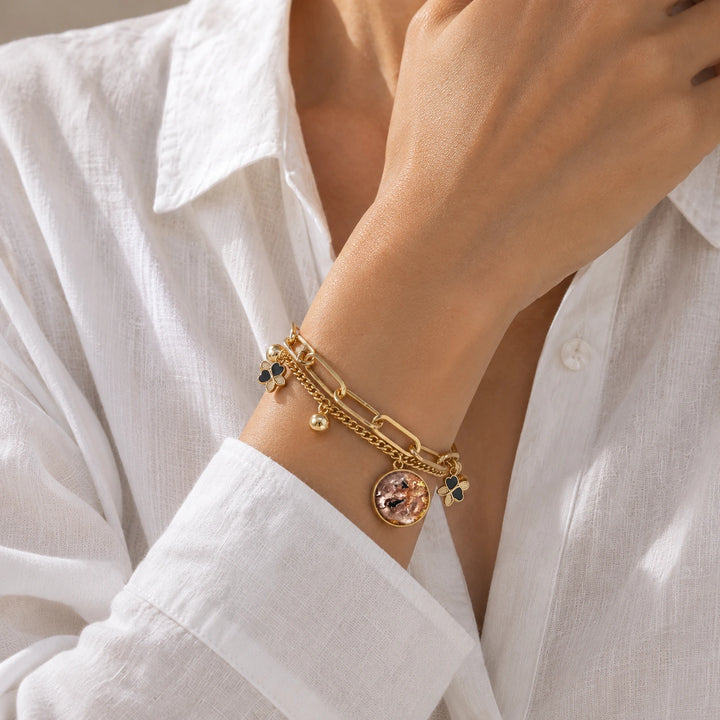 Gilded Glow Layers von SOLEA - Modelbild