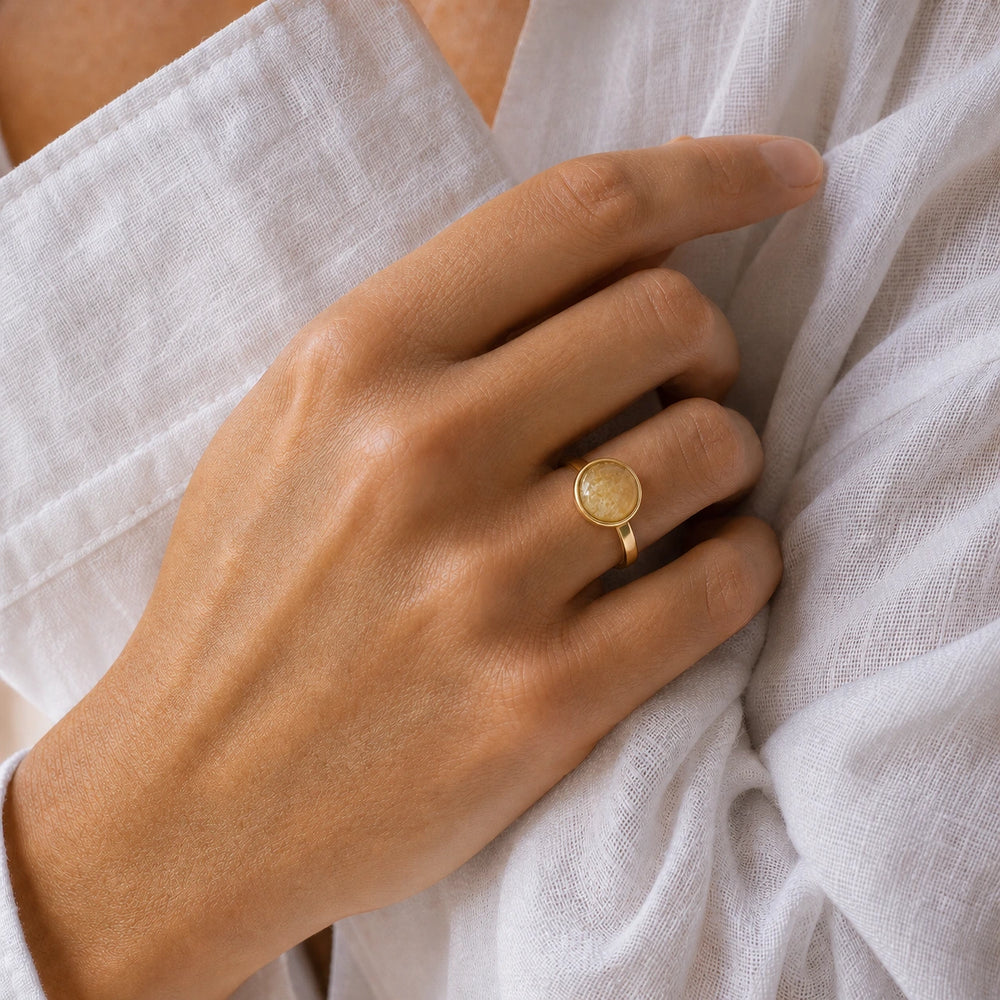 Gilded Glow Ring von SOLEA - Modelbild