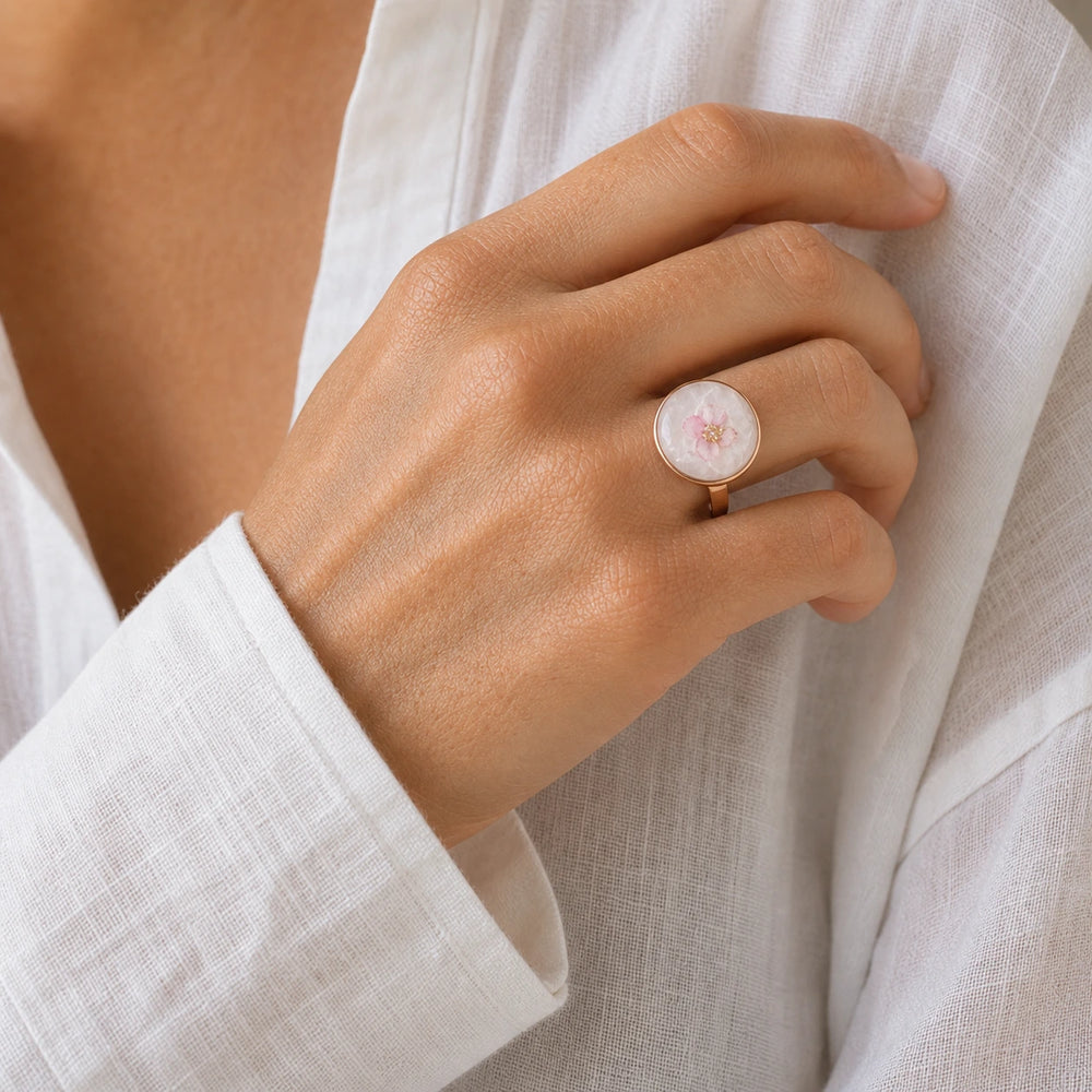 Ivory Blush Ring von SOLEA - Modelbild