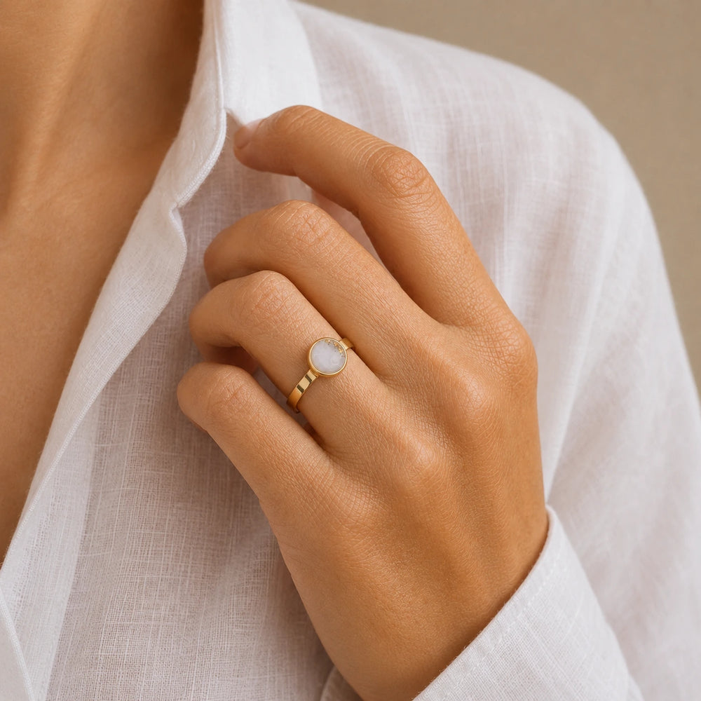Ivory Gold Ring von SOLEA - Modelbild