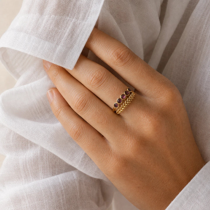 Noir Plum Ring von SOLEA - Modelbild
