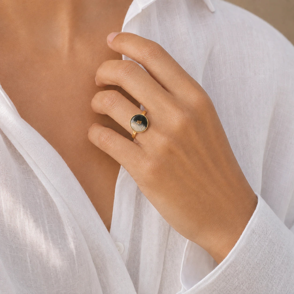 Noir Sand Ring von SOLEA - Modelbild