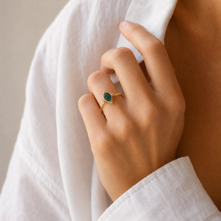 Pearl Dot Ring von SOLEA - Modelbild