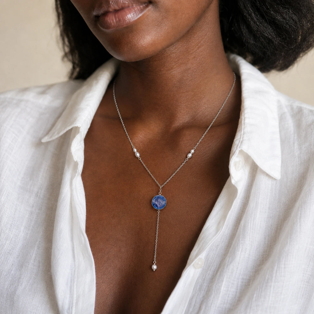 Pearl Drop Charm von SOLEA - Modelbild