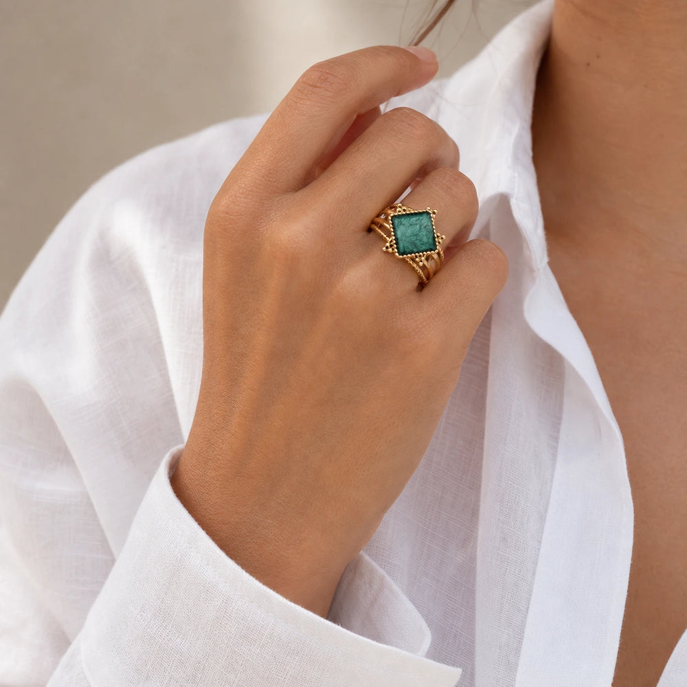Pearl Whisper Ring von SOLEA - Modelbild