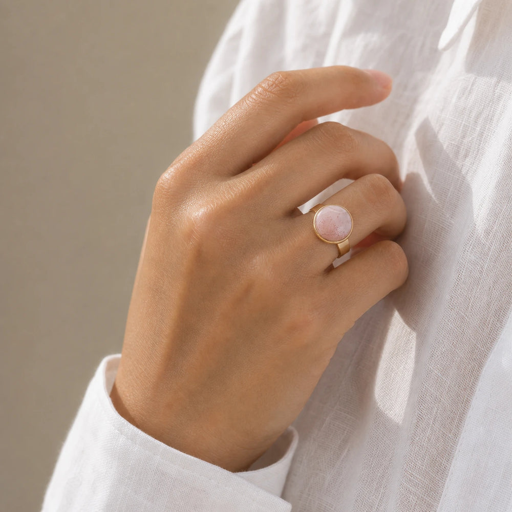 Rose Pearl Ring von SOLEA - Modelbild