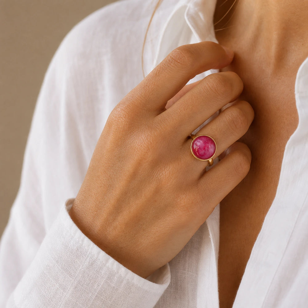 Rose Petal Ring von SOLEA - Modelbild