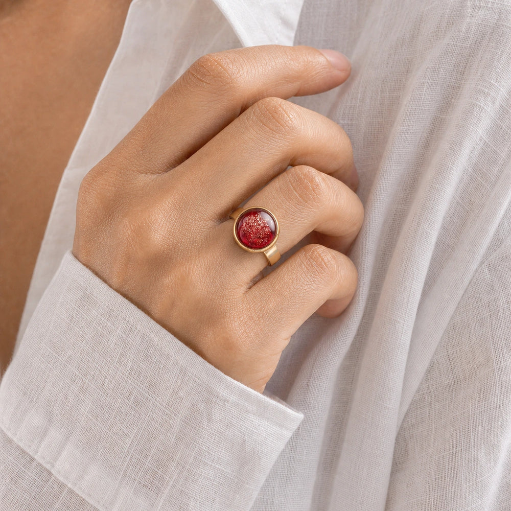 Ruby Flame Ring von SOLEA - Modelbild
