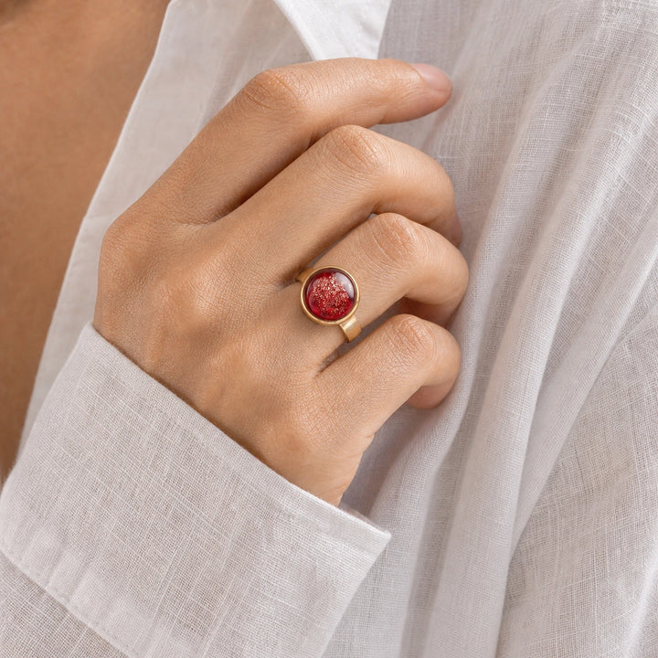 Ruby Flame Ring von SOLEA - Modelbild