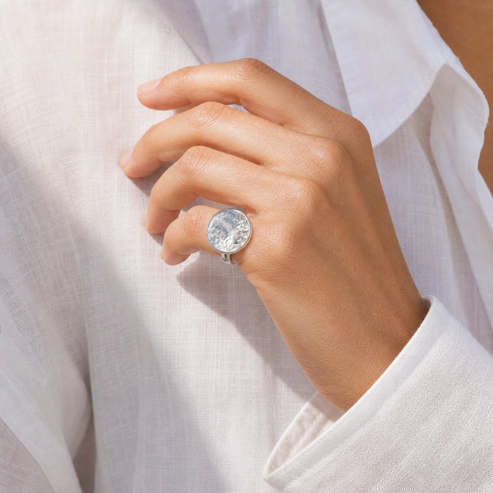 Silver Bold Ring von SOLEA - Modelbild