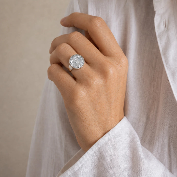 Silver Halo Ring von SOLEA - Modelbild
