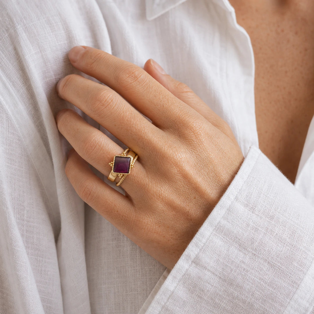 Violet Aura Ring von SOLEA - Modelbild
