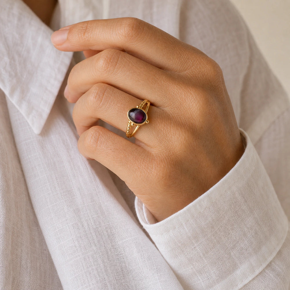 Violet Medium Ring von SOLEA - Modelbild