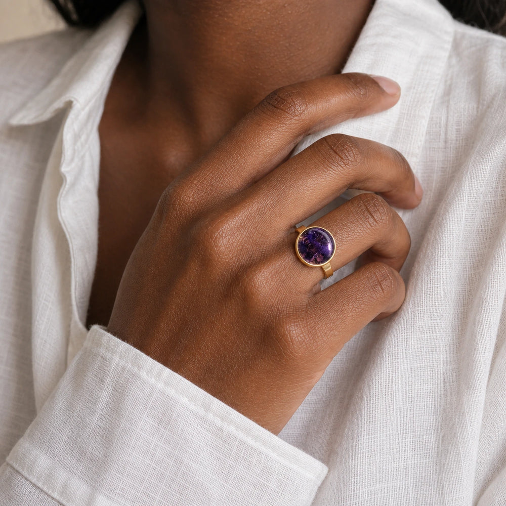 Violet Mist Ring von SOLEA - Modelbild