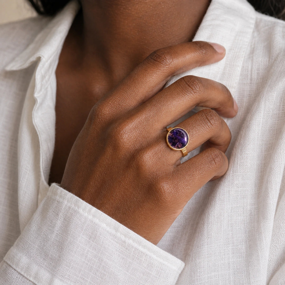 Violet Mist Ring von SOLEA - Modelbild