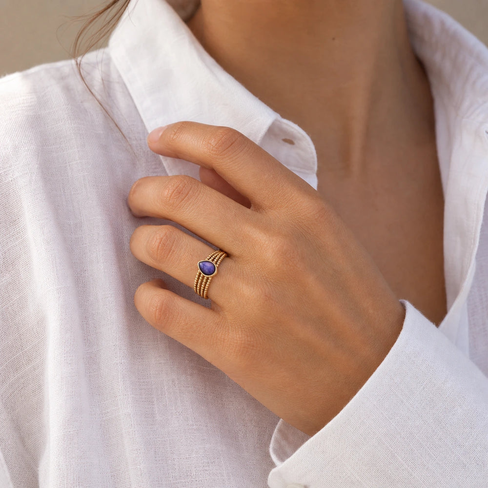 Violet Slim Ring von SOLEA - Modelbild