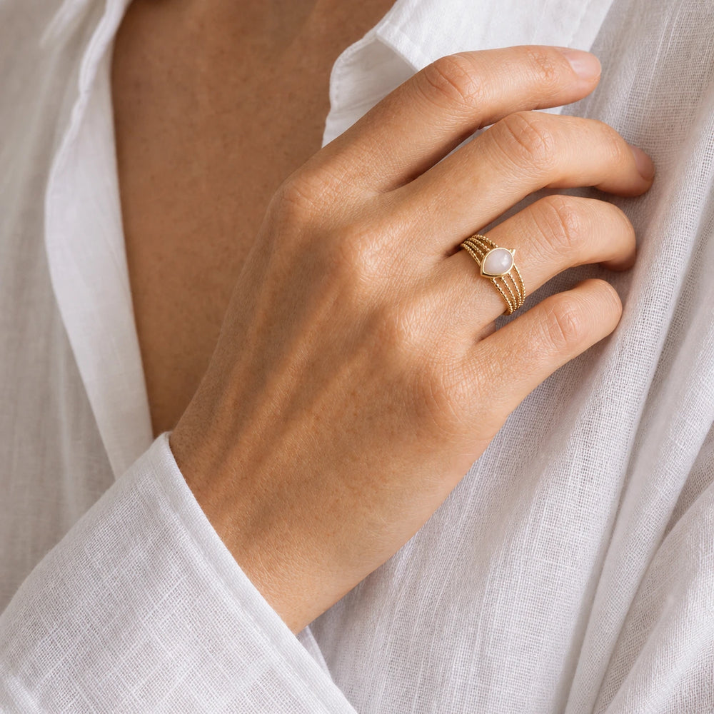 White Slim Ring von SOLEA - Modelbild